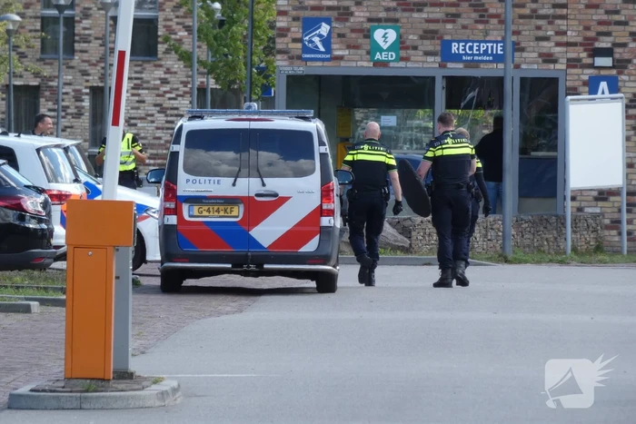 Steekpartij bij asielzoekerscentrum, verdachte slaat op de vlucht