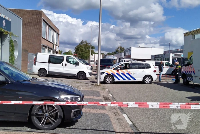 Persoon overleden bij explosie in bedrijfspand, politie doet groot onderzoek