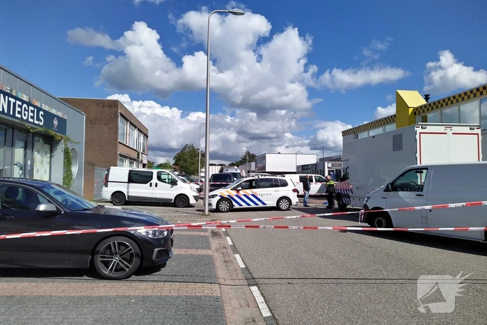 Persoon overleden bij explosie in bedrijfspand, politie doet groot onderzoek