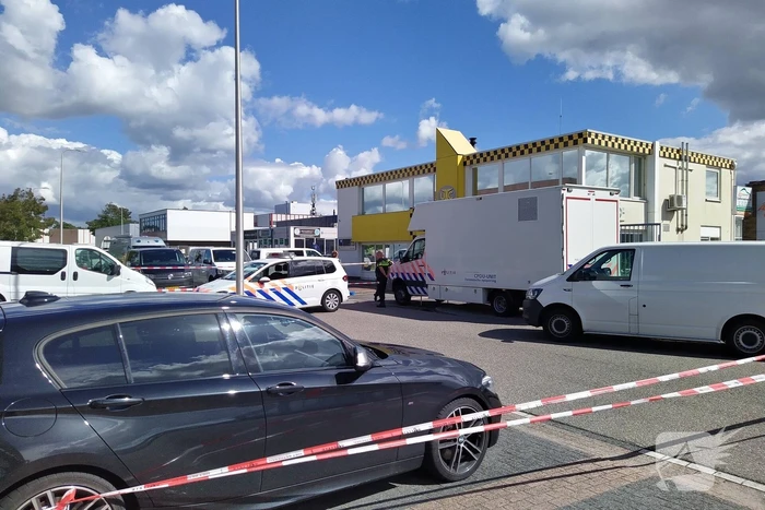 Persoon overleden bij explosie in bedrijfspand, politie doet groot onderzoek