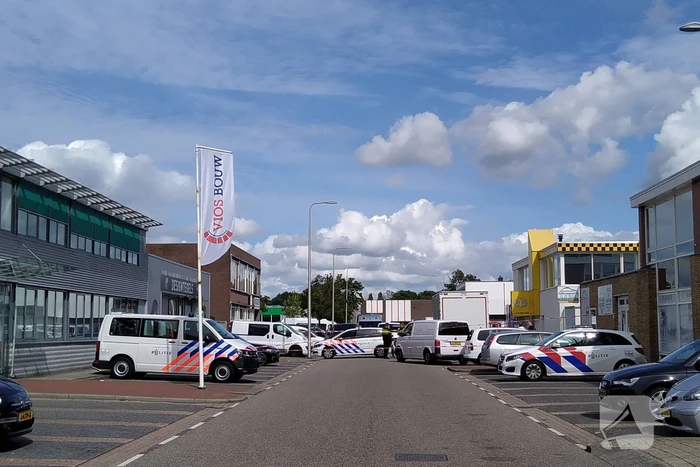 Persoon overleden bij explosie in bedrijfspand, politie doet groot onderzoek