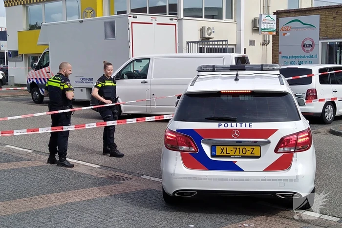 Persoon overleden bij explosie in bedrijfspand, politie doet groot onderzoek