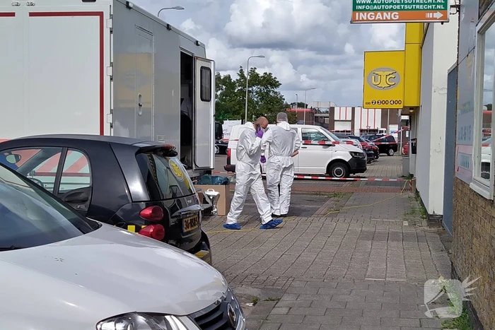 Persoon overleden bij explosie in bedrijfspand, politie doet groot onderzoek