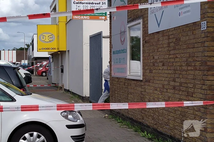 Persoon overleden bij explosie in bedrijfspand, politie doet groot onderzoek