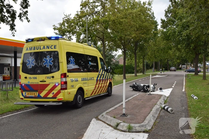 Motorscooterrijder knalt op verkeerspaal en raakt gewond