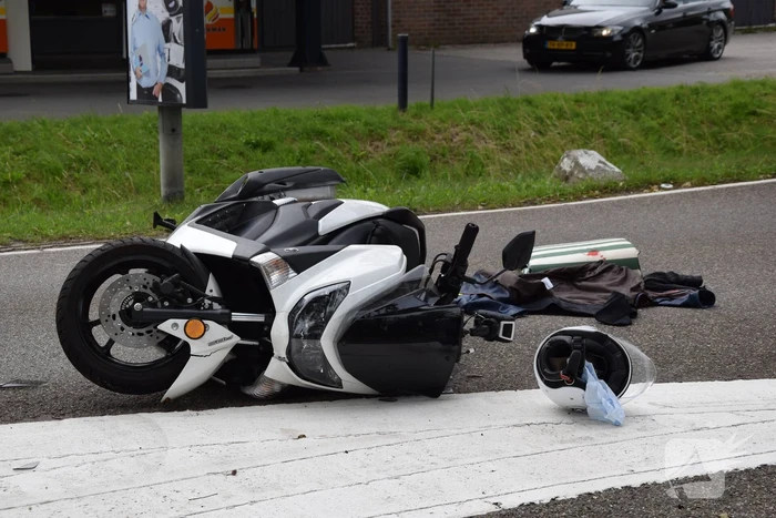 Motorscooterrijder knalt op verkeerspaal en raakt gewond