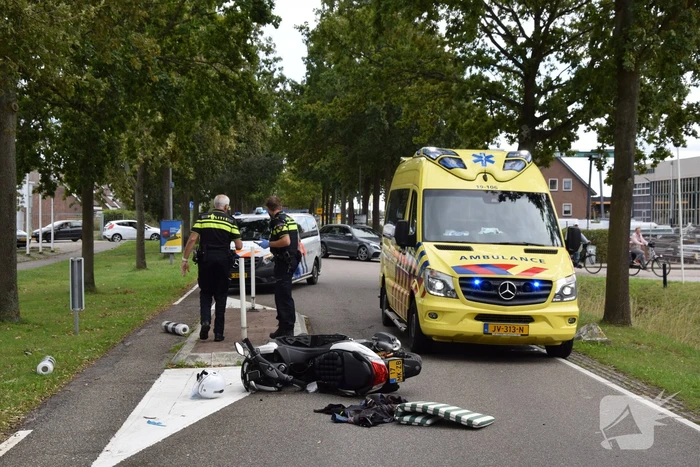 Motorscooterrijder knalt op verkeerspaal en raakt gewond