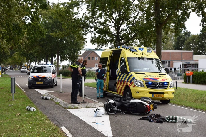 Motorscooterrijder knalt op verkeerspaal en raakt gewond