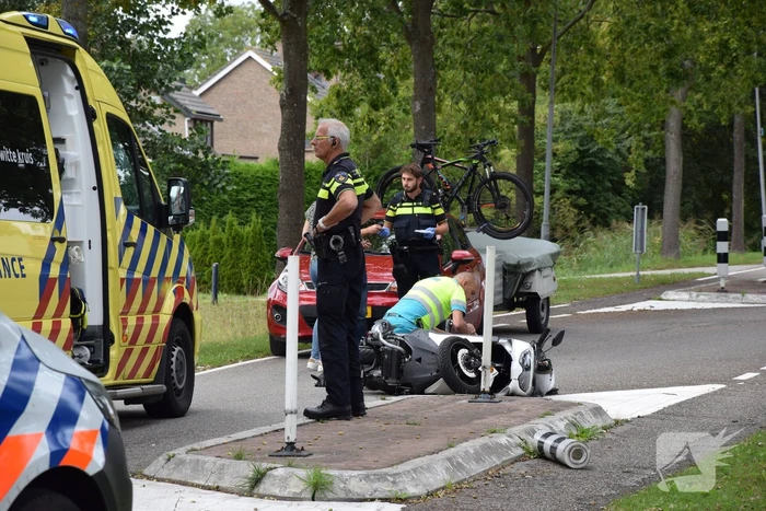 Motorscooterrijder knalt op verkeerspaal en raakt gewond