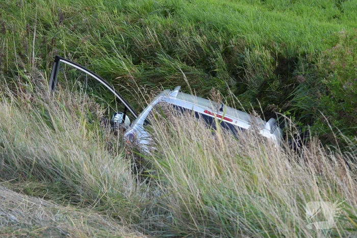 Automobilist raakt met auto van de weg en belandt in sloot