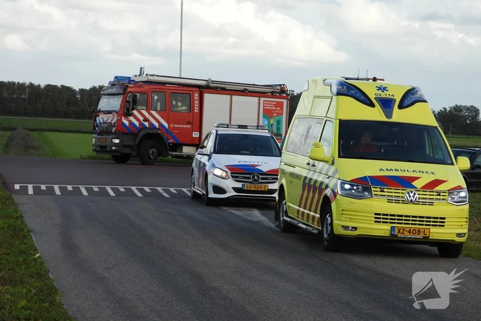 Automobilist raakt met auto van de weg en belandt in sloot