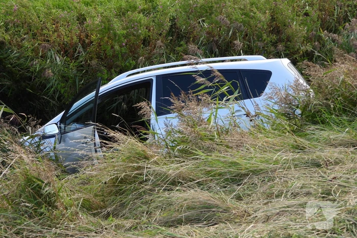 Automobilist raakt met auto van de weg en belandt in sloot