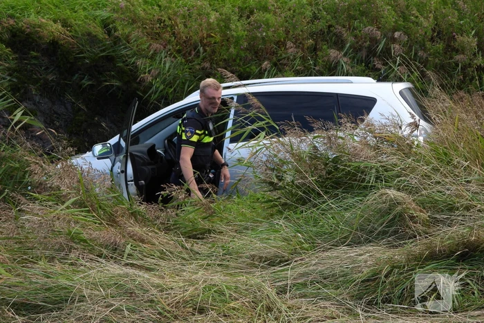 Automobilist raakt met auto van de weg en belandt in sloot