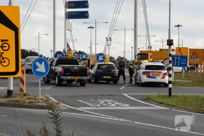 Schade na verkeersongeval tussen twee voertuigen