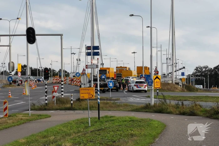 Schade na verkeersongeval tussen twee voertuigen