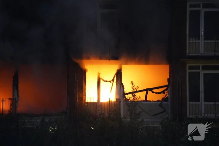 Leegstaand flatgebouw in brand gestoken