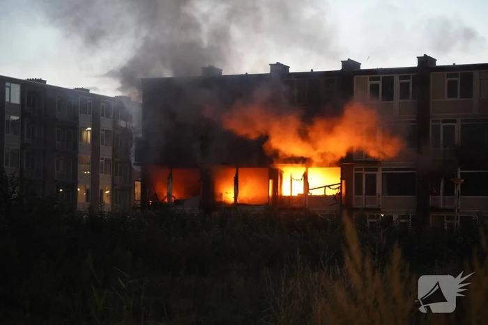Leegstaand flatgebouw in brand gestoken