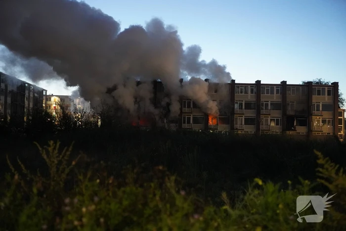 Leegstaand flatgebouw in brand gestoken
