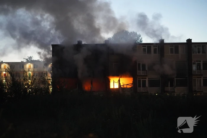 Leegstaand flatgebouw in brand gestoken