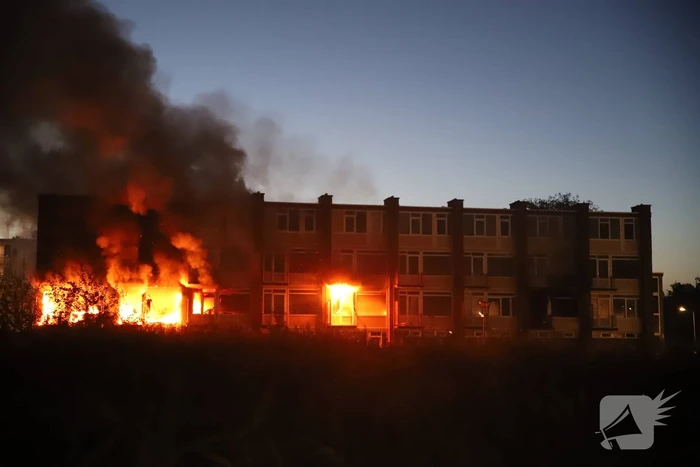 Leegstaand flatgebouw in brand gestoken