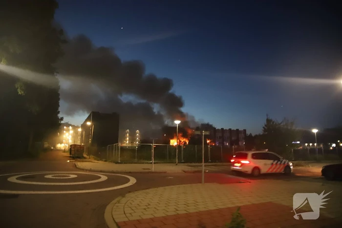 Leegstaand flatgebouw in brand gestoken