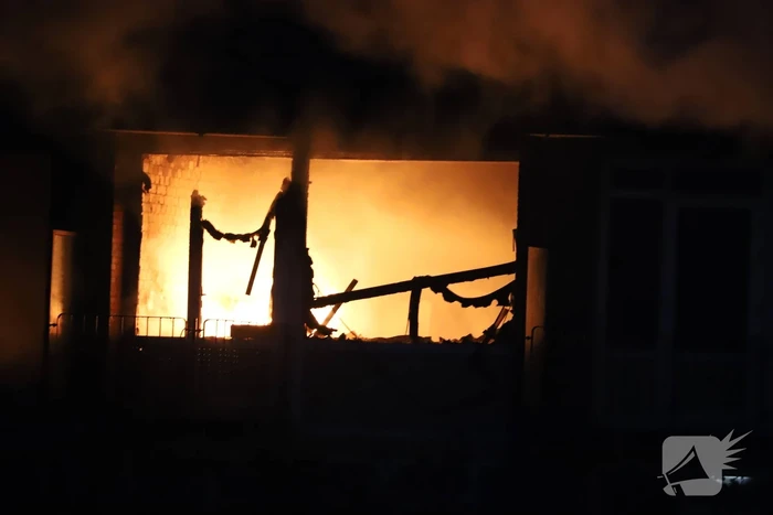 Leegstaand flatgebouw in brand gestoken