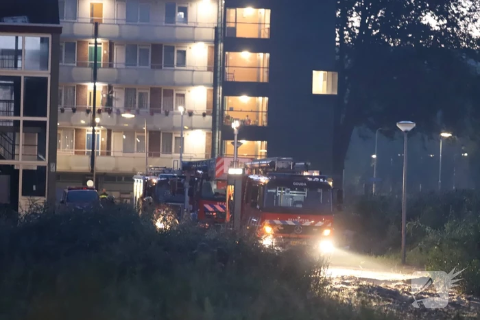Leegstaand flatgebouw in brand gestoken
