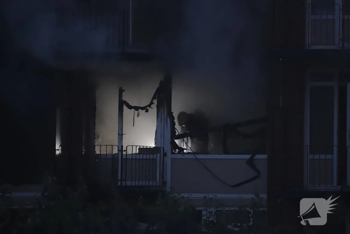 Leegstaand flatgebouw in brand gestoken