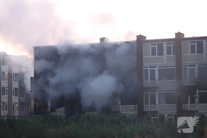 Leegstaand flatgebouw in brand gestoken