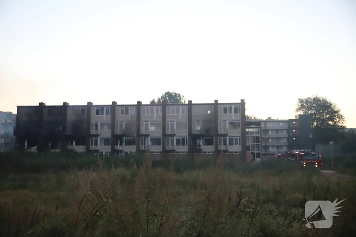 Leegstaand flatgebouw in brand gestoken