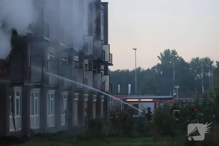 Leegstaand flatgebouw in brand gestoken