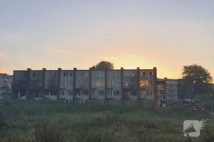 Leegstaand flatgebouw in brand gestoken