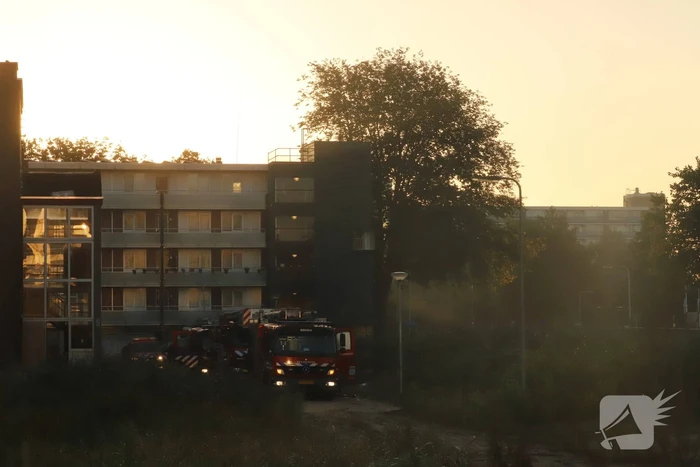 Leegstaand flatgebouw in brand gestoken