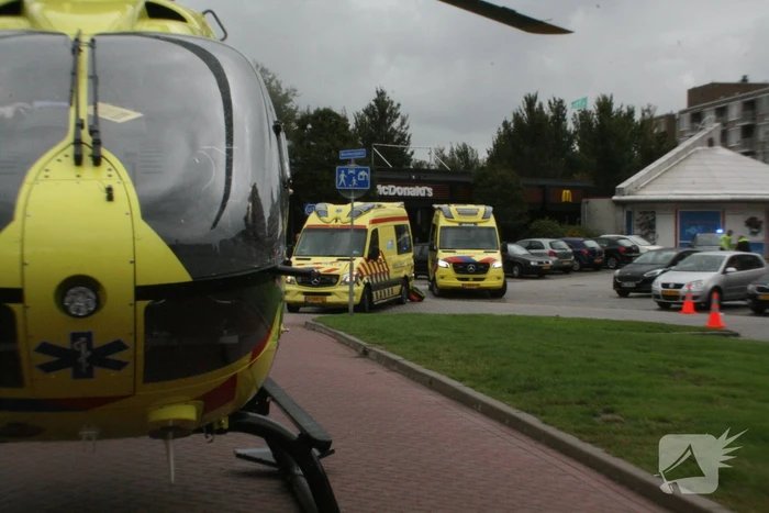 Scooterrijder zwaargewond bij ongeval op parkeerterrein