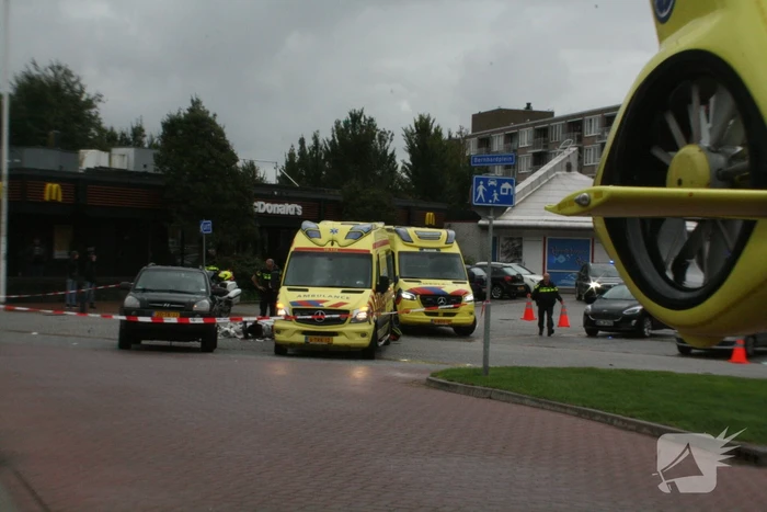 Scooterrijder zwaargewond bij ongeval op parkeerterrein