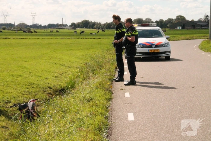 Motorrijder vliegt uit de bocht de greppel in