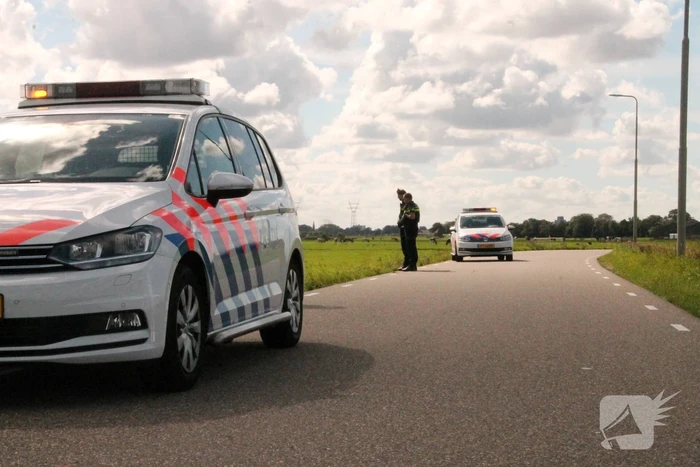 Motorrijder vliegt uit de bocht de greppel in