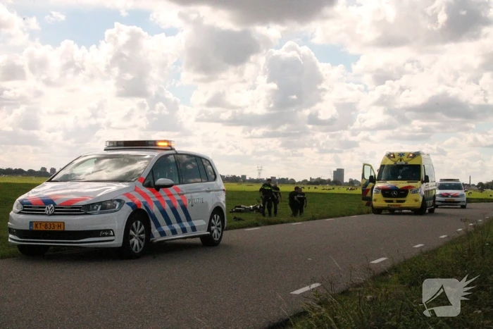 Motorrijder vliegt uit de bocht de greppel in
