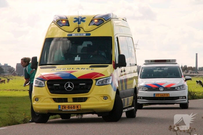 Motorrijder vliegt uit de bocht de greppel in