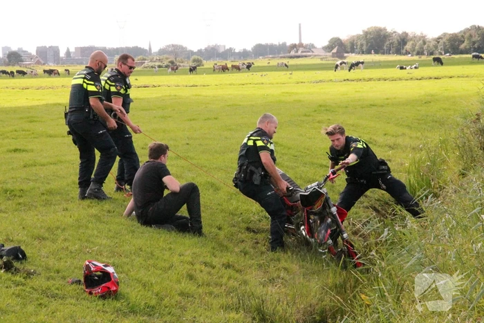 Motorrijder vliegt uit de bocht de greppel in