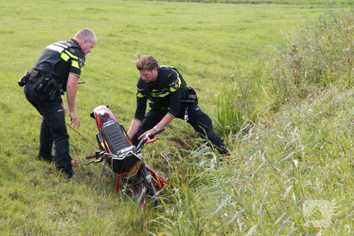 Motorrijder vliegt uit de bocht de greppel in