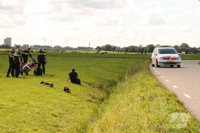 Motorrijder vliegt uit de bocht de greppel in