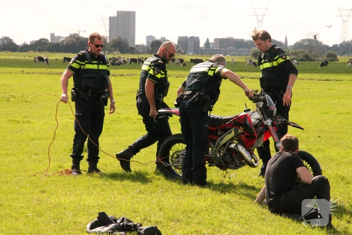 Motorrijder vliegt uit de bocht de greppel in
