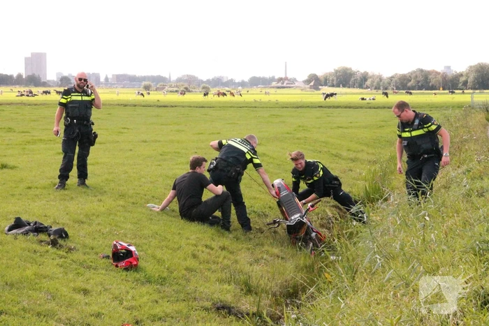 Motorrijder vliegt uit de bocht de greppel in
