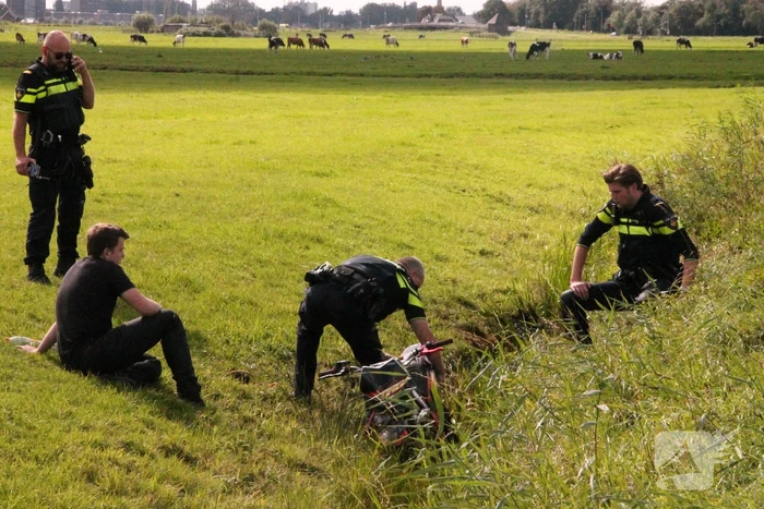 Motorrijder vliegt uit de bocht de greppel in