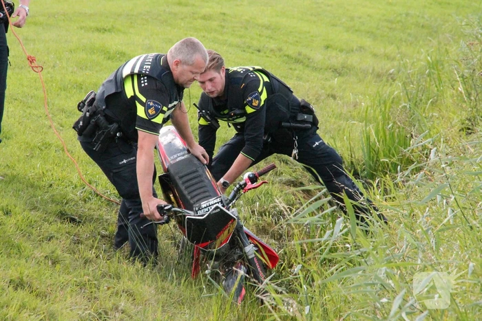 Motorrijder vliegt uit de bocht de greppel in