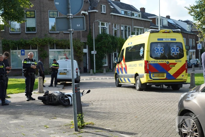 Scooterrijder gewond na botsing met auto