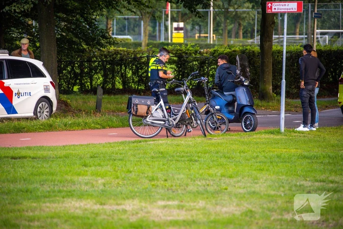 Vrouw gewond na botsing met scooterrijder