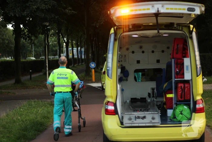 Vrouw gewond na botsing met scooterrijder