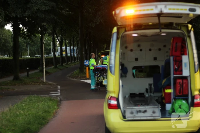 Vrouw gewond na botsing met scooterrijder